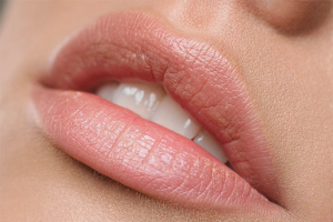 How to make lips puffy