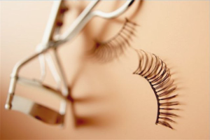 How to use false eyelashes