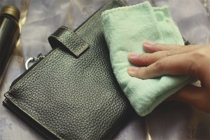 How to clean a leather bag