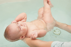 How to wash a newborn girl