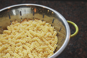 How to cook pasta so that they do not stick together