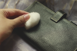 How to clean a leather wallet