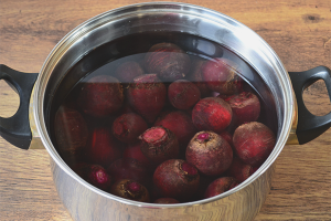 How to quickly cook beets in a pan