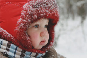 The child froze his cheeks