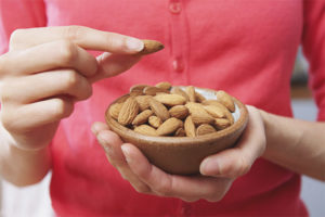 How much almonds can I eat per day