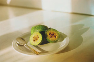 How to eat feijoa