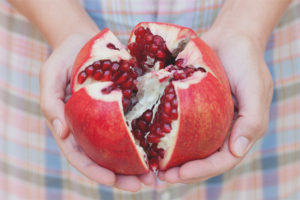 Is it possible to eat pomegranate with seeds